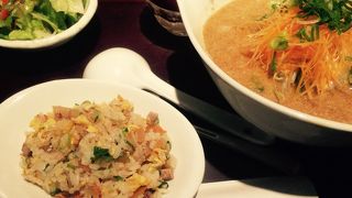 黒が基調の中華料理