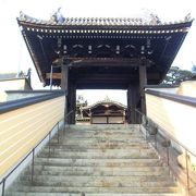 尾道の山門の彫刻と鷲の松が素晴らしい寺