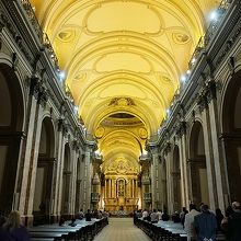 大聖堂内部。どっしりとした重厚感あり。金色に輝く天井も印象的