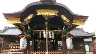 東福寺駅を出て東福寺と反対側に（左）に曲がって少し歩くと意外に近くに滝尾神社が有ります