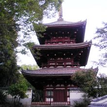 三重塔　金堂から右手の奥まった所にあります。