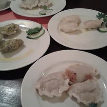 ハーフのピエロギを４つ注文しました（二人分）。