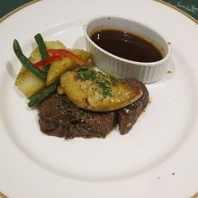 牛ヒレステーキ フォアグラ添え トリュフソース