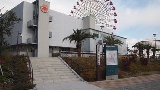 モザイクなどの岸壁沿い