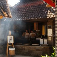 店内はバリらしい雰囲気！オープンキッチン