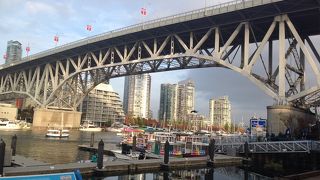 食事もショッピングもここで！