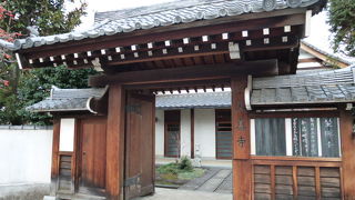 時代を感じる山門