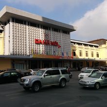 鉄道ハノイ駅前にて
