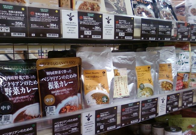 おいしい食べ物や体にやさしいコスメがそろいます。