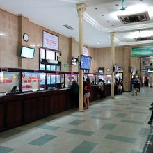 ハノイ駅チケット売場にて