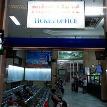 ハノイ駅チケット売場にて