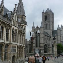 中世の面影を強く残す建物が一直線に並ぶ