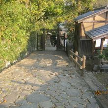 台のから下りの様子です。右手に番屋が見れます。