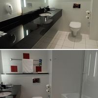 浴室は、一転して白と黒が基調のインテリア