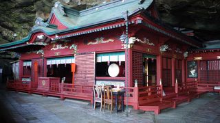 岩場の中にある神社！