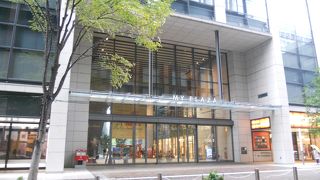 新旧のビルが調和しています