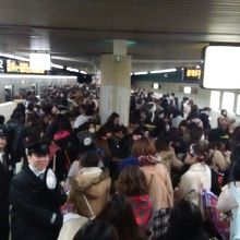 地下鉄もファンでいっぱい！