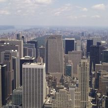 奥に広がるセントラルパーク