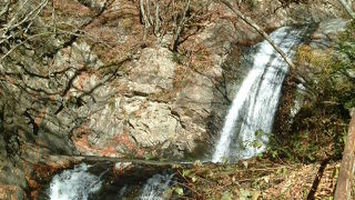 ひっそりとありますが美しい滝です