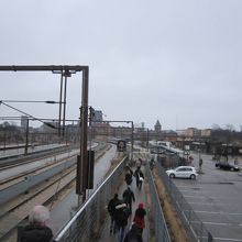 黒い車の居る場所がロータリー