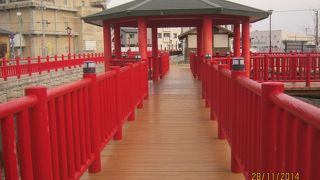 朱の色の欄干や橋が鮮やかです。