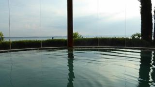 ガルダ湖を眺めながら優雅に温泉を楽しめます♪