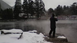 雪がちらつく金鱗湖