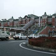 東京駅に似た赤煉瓦の駅舎