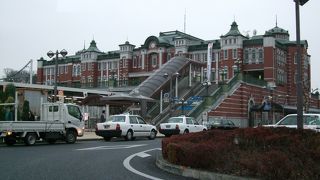 東京駅に似た赤煉瓦の駅舎