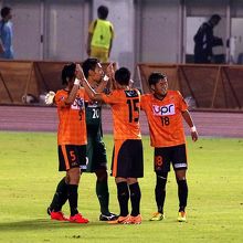 勝利を讃え合う選手たち