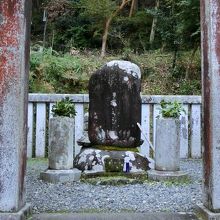 石段上の墓碑。