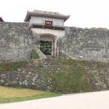 下から見上げる久慶門