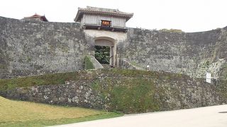 両側に城壁を従えた堂々とした門（久慶門）