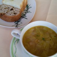 具だくさんのトマト味のスープ