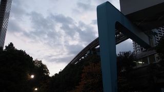 モノレールを眺められる公園