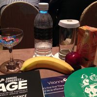 コングレスの机にはバナナとジュースとミントキャンディ