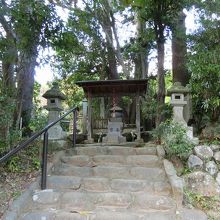 高台の木々に囲まれてひっそりと。