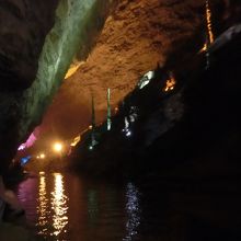 水の上を行く間はかなり暗いです