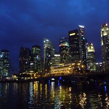 マリーナ湾越しに眺めた、宝石のようなに美しいビル群の明かり