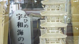 真珠の装飾品や工芸品が一堂に