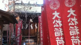 青山通りの南にある可愛い神社