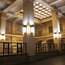 かつての銀行造りそのもの