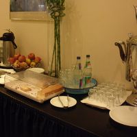 ロビーに置かれている無料サービスのドリンクや食べ物です