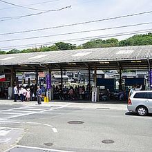 食堂となっている魚市場の混雑の様子です。