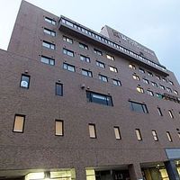 下から見上げたホテルです。