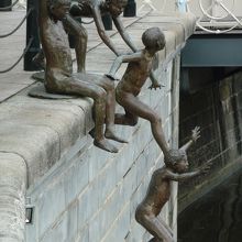 　　 アッ！　子供たちが川へ飛び込む！