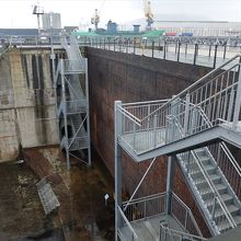 ドック内部には、階段で上り下りできるようになっていました。