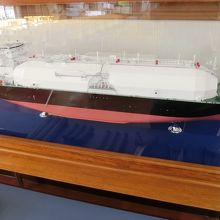 新型のLNG船の模型もあります。
