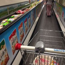 エスカレーターの横にも商品が