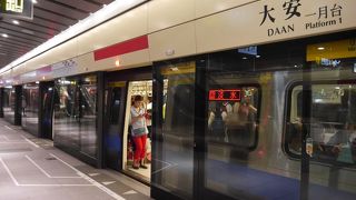 文湖線と淡水信義線が交わる大きな駅